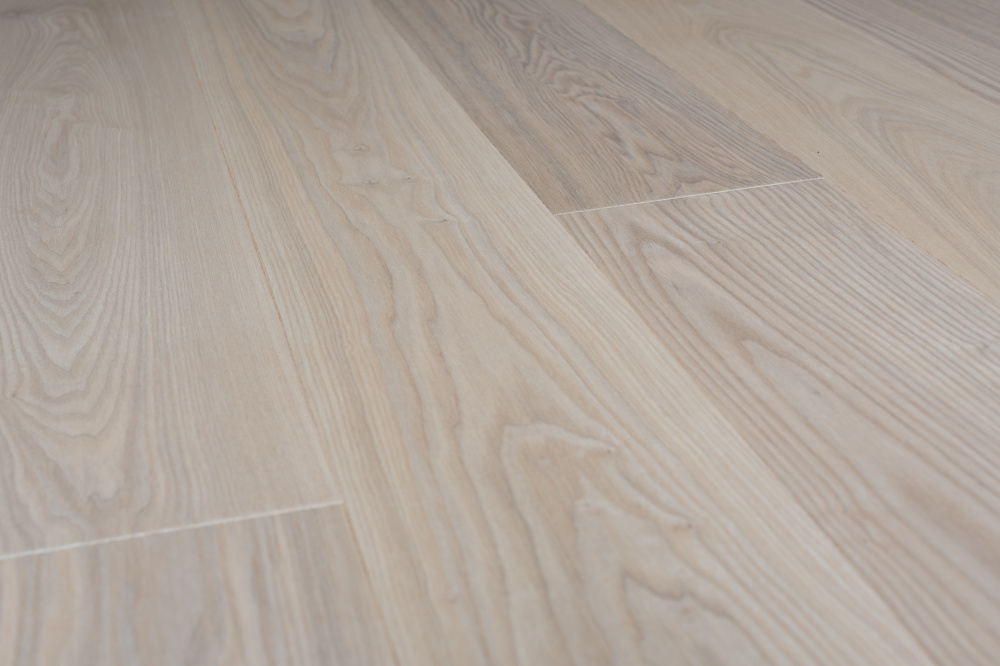 Паркетная доска AmberWood Классика Ясень Белая ночь Стандарт лак 1860х189х14 мм (2,812 м2/упак)