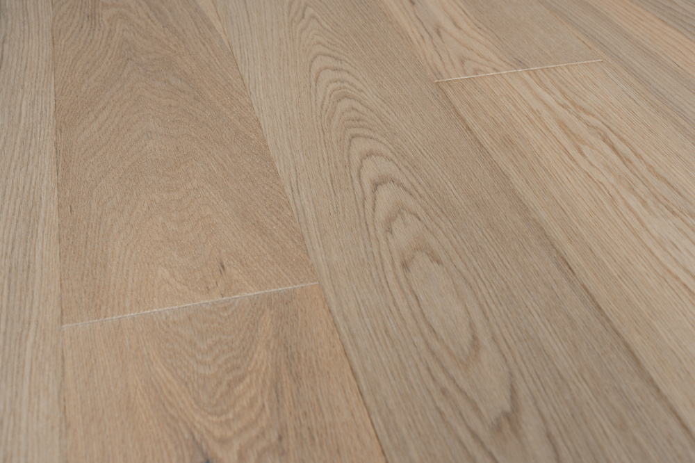 Паркетная доска AmberWood Классика Дуб Слоновая кость Рустик браш, лак 1860х189х14 мм (2,812 м2/упак)