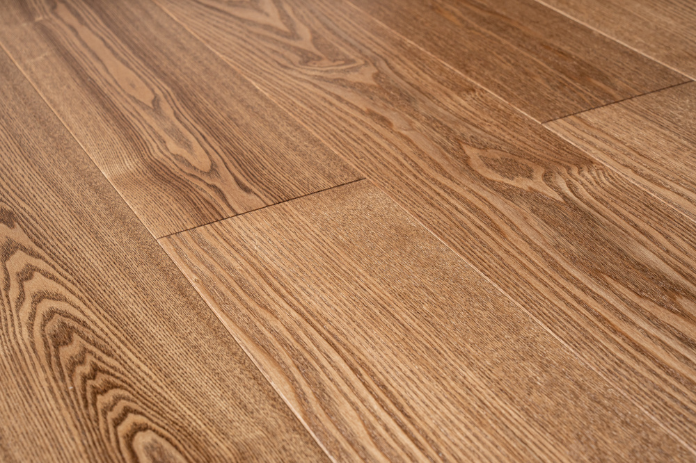 Паркетная доска AmberWood Классика Ясень Светлый орех Рустик браш, лак 1860х189х14 мм (2,812 м2/упак)