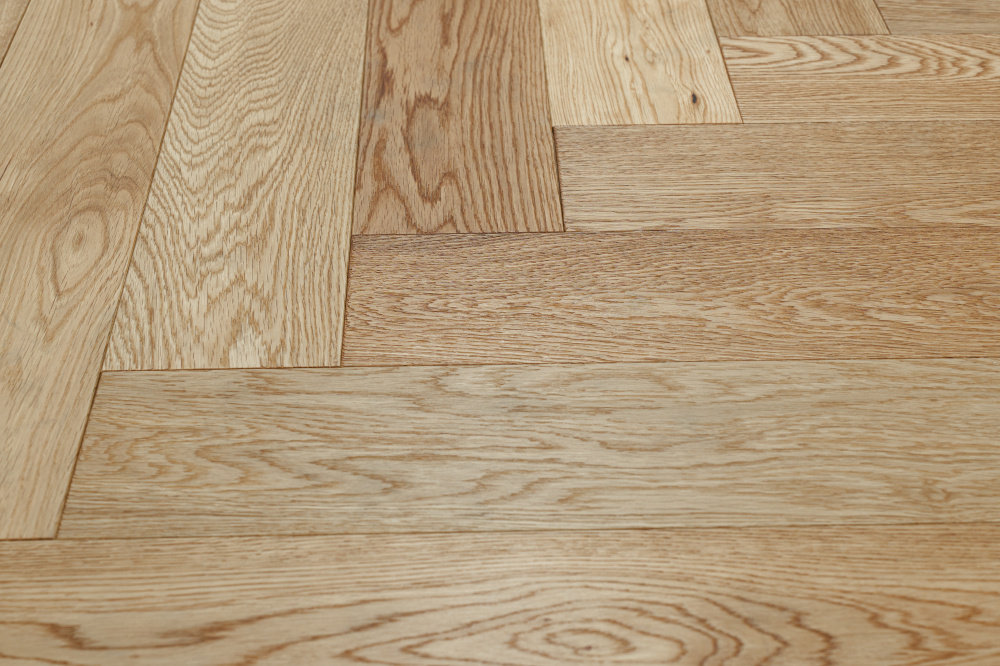 Паркетная доска AmberWood Венгерская елочка Дуб Натур бесцветное масло, браш 915х127х14 мм (0,93 м2/упак)