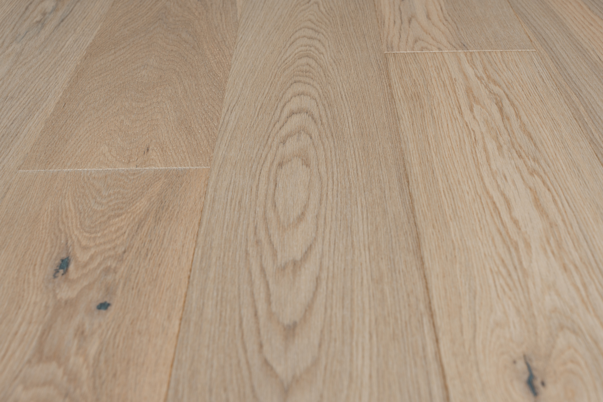 Паркетная доска AmberWood Классика Дуб Слоновая кость Рустик браш, лак 1860х189х14 мм (2,812 м2/упак)