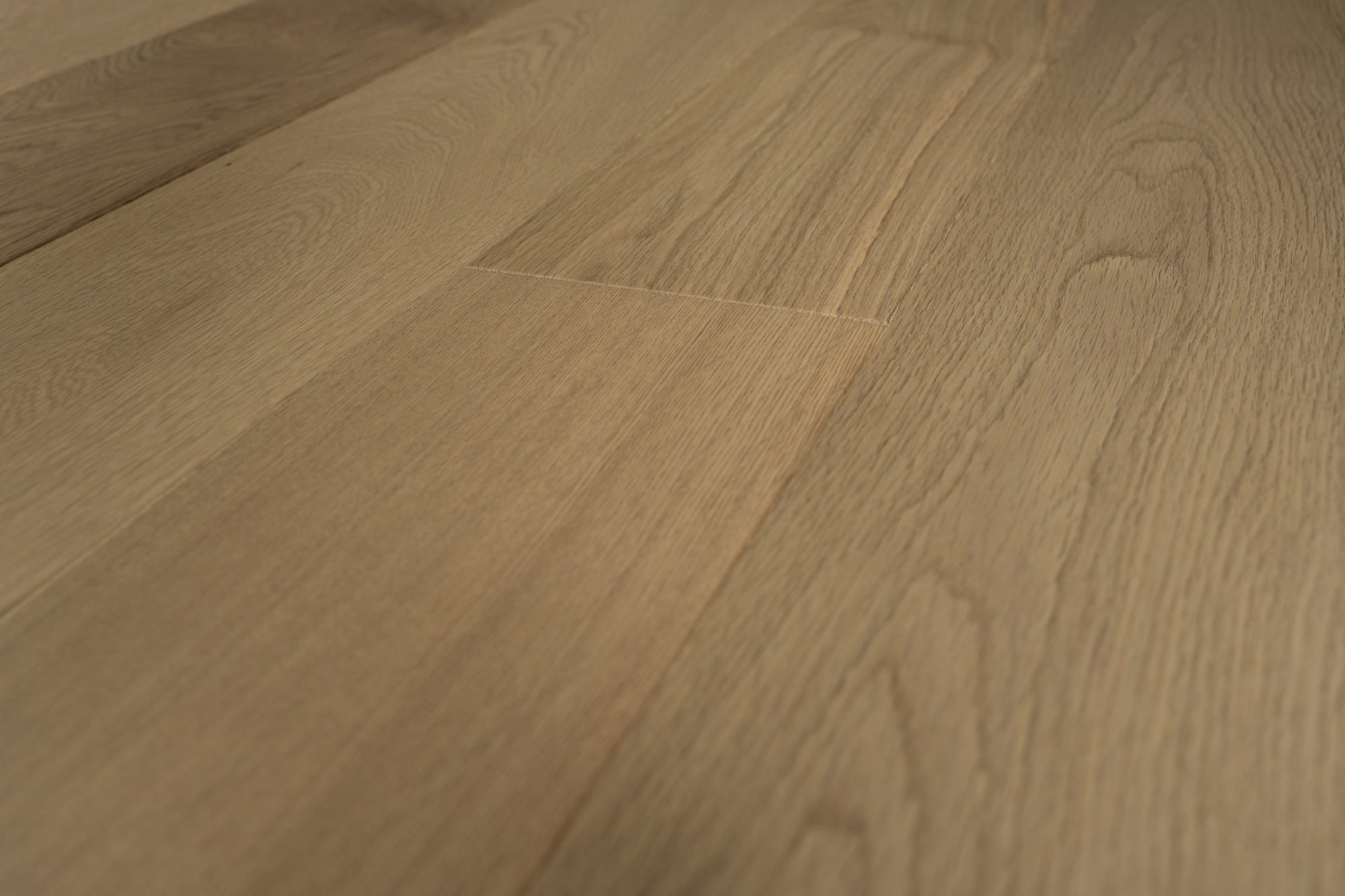 Паркетная доска AmberWood Классика Дуб Шампань Рустик браш, лак 1860х189х14 мм (2,812 м2/упак)