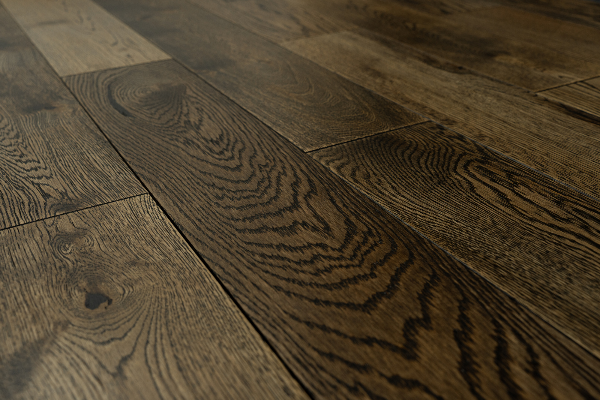 Паркетная доска AmberWood Классика Дуб Коттедж Кантри браш, масло 1860х189х14 мм (2,812 м2/упак)