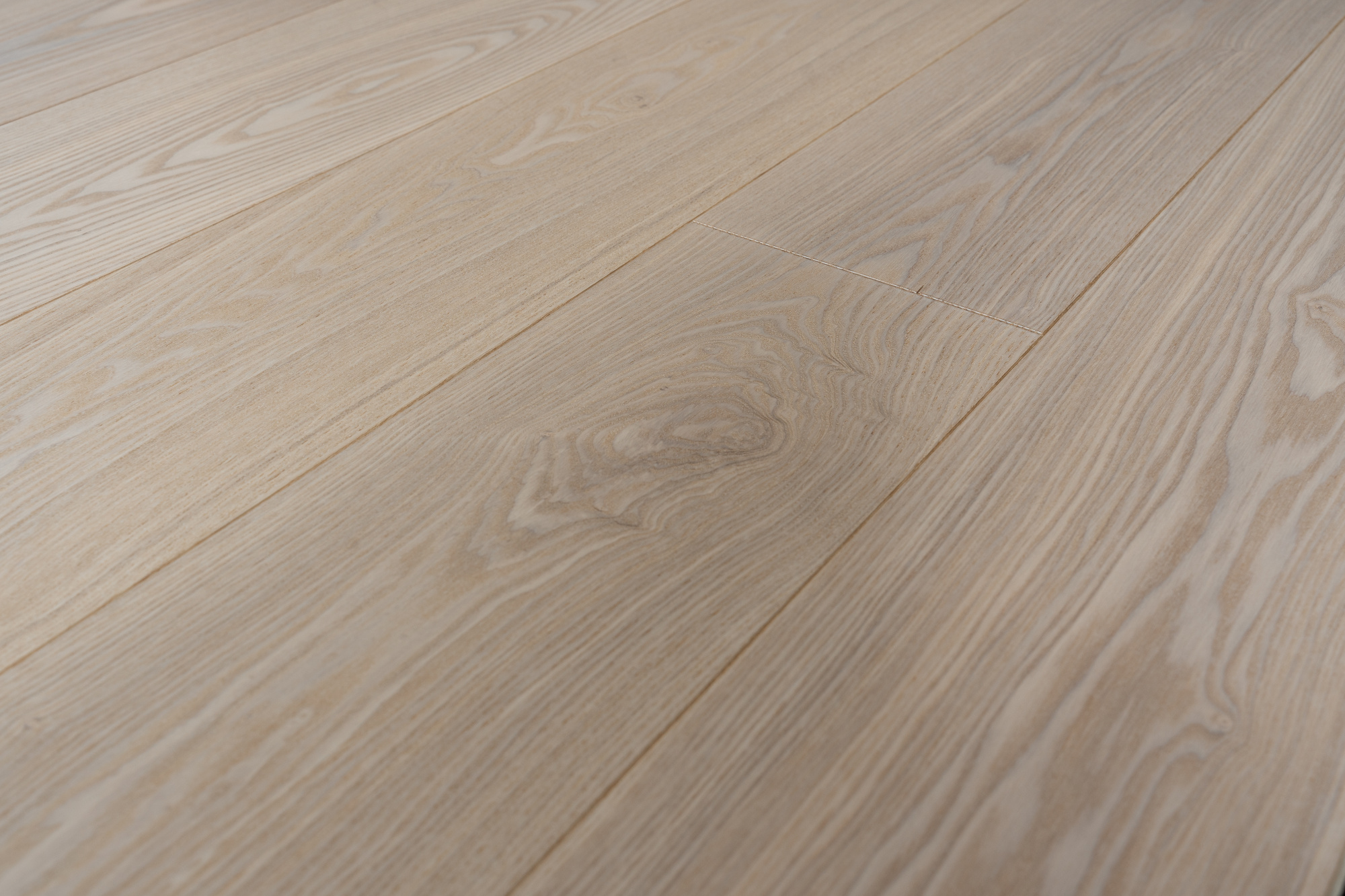 Паркетная доска AmberWood Классика Ясень Нордик Кантри браш, масло 1860х189х14 мм (2,812 м2/упак)