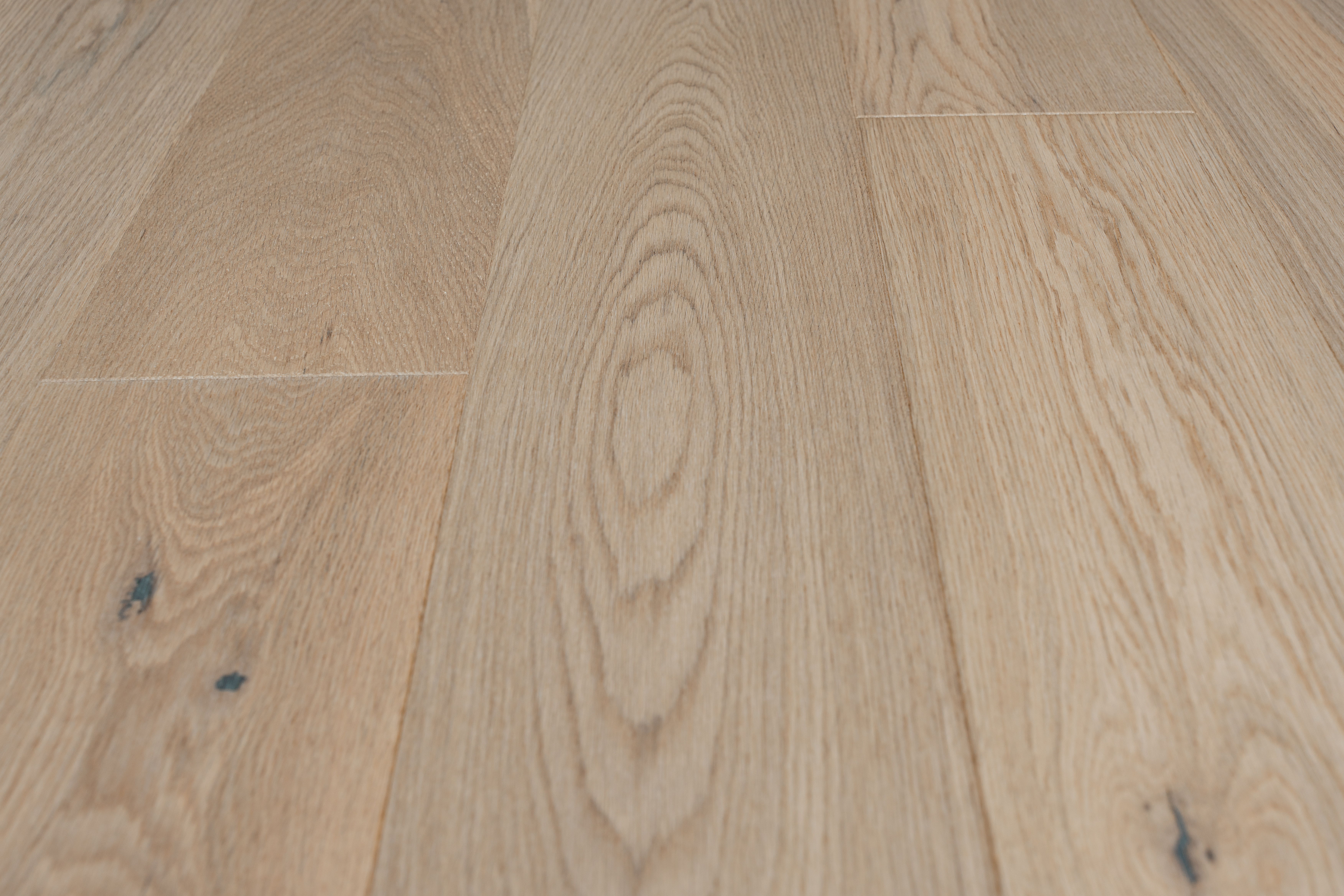 Паркетная доска AmberWood/Амбер Вуд Классика Дуб Слоновая кость Рустик браш, лак 1860х189х14 мм (2,812 м2/упак)