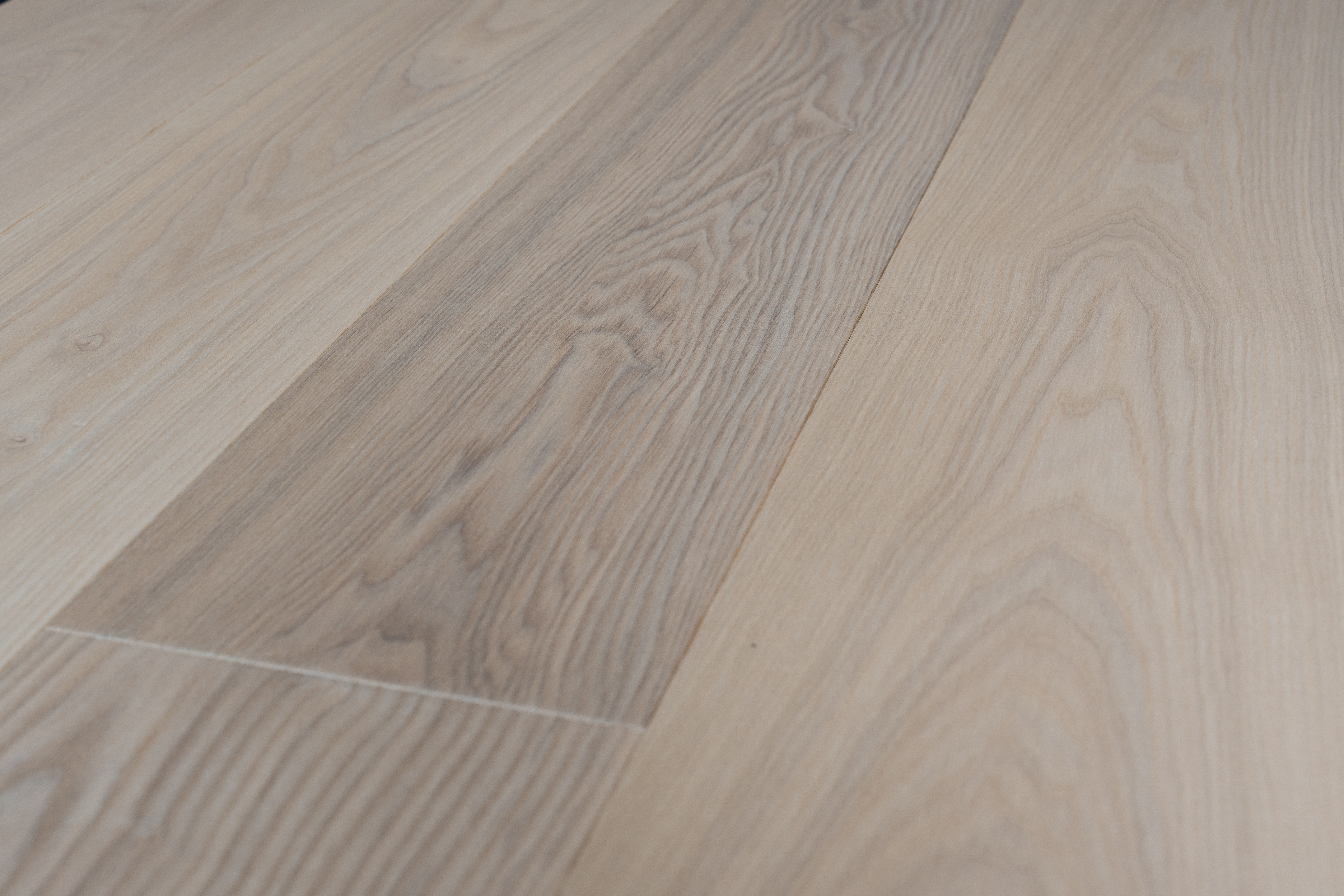 Паркетная доска AmberWood/Амбер Вуд Классика Ясень Белая ночь Стандарт лак 1860х189х14 мм (2,812 м2/упак)