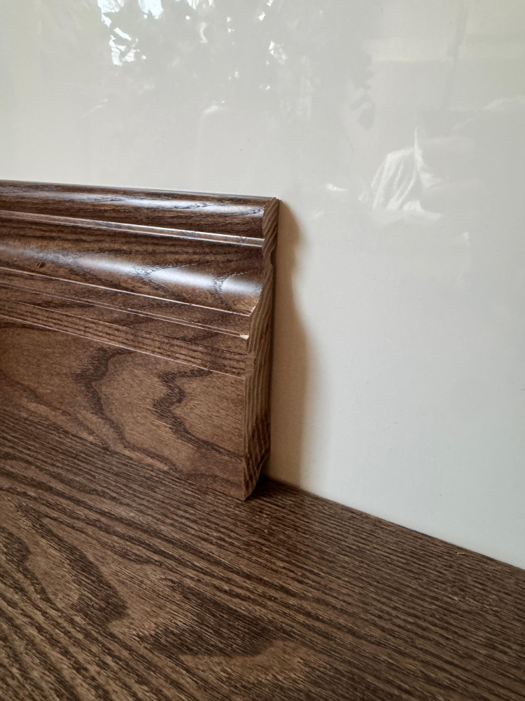 Плинтус массив Ясень коричневый лак со вставкой 120х20 мм