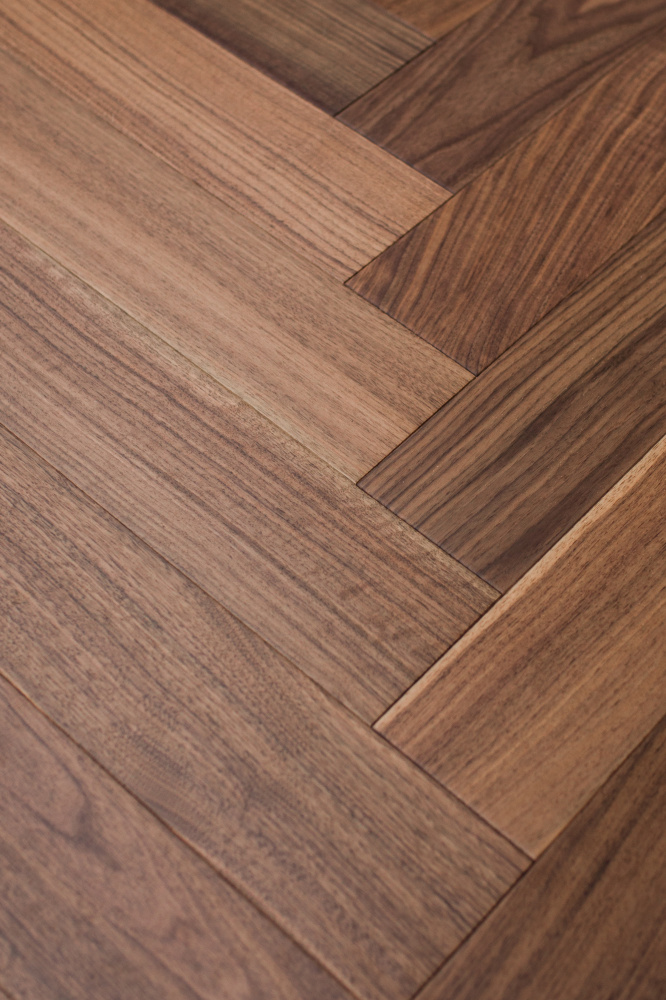 Инженерная доска Английская елка Орех американский Селект лак 600х120х14/3 мм (1,44 м2/упак)