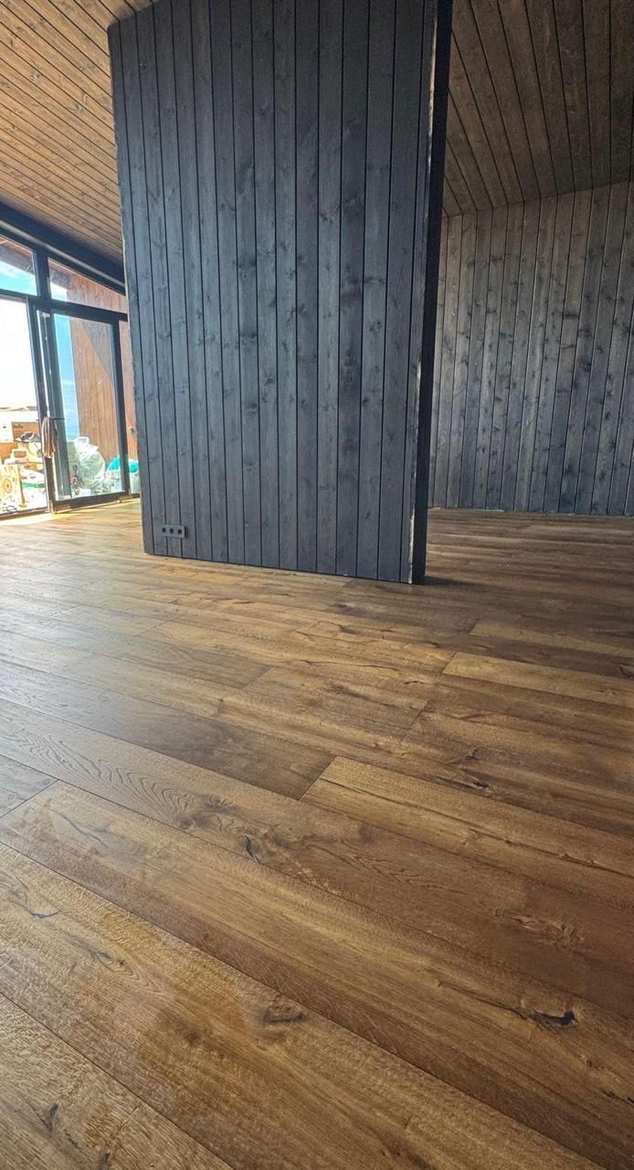 Инженерная доска трехслойная Дуб рустик Décor-3 (ECO) ручное старение, лак 600-2200х240х15/4 мм (3,168 м2/упак)