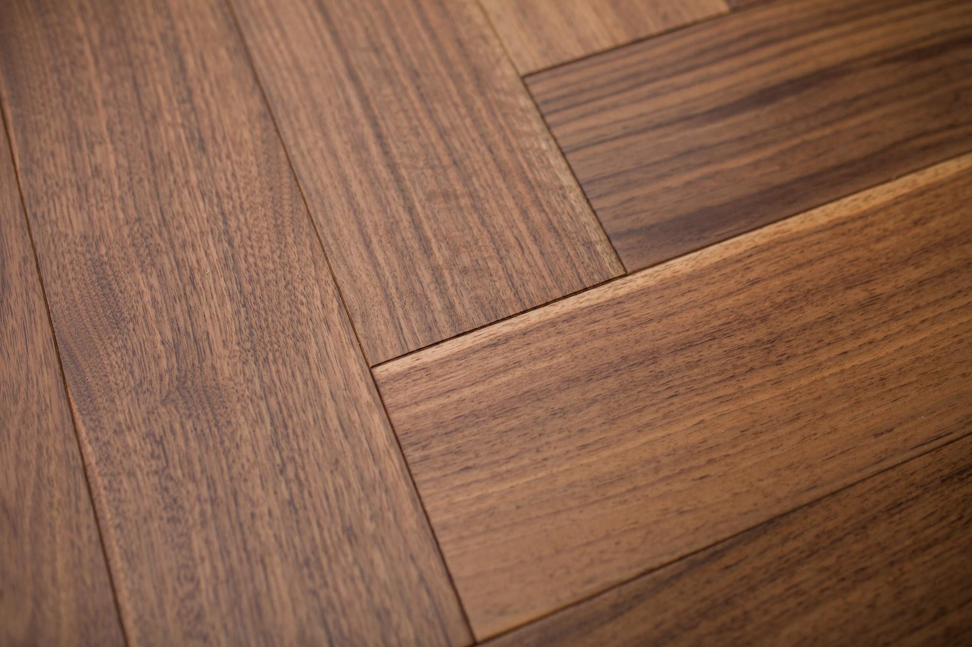 Инженерная доска Английская елка Орех американский Селект лак 600х120х14/3 мм (1,44 м2/упак)