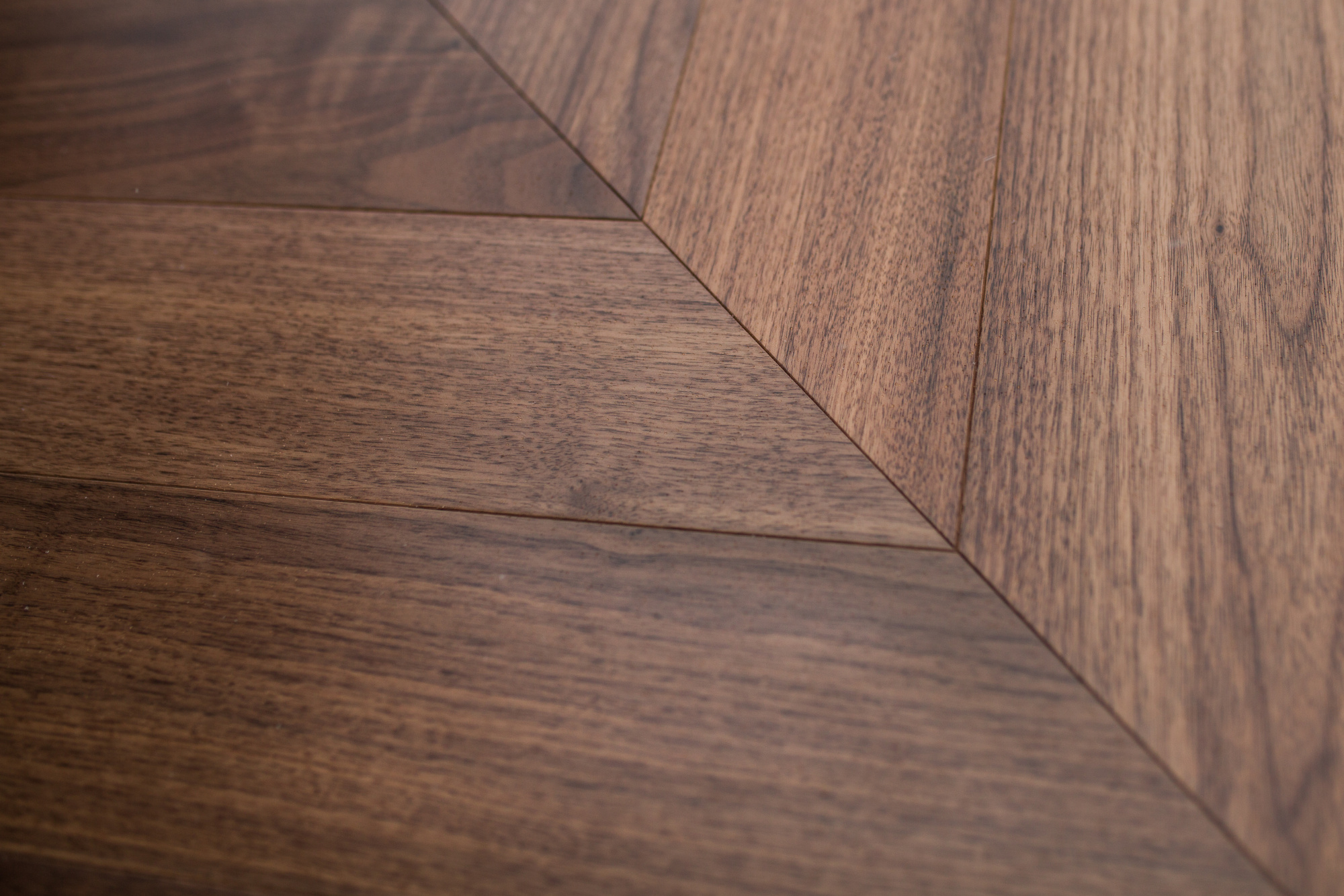 Инженерная доска Французская елка Орех американский Селект лак 575х125х14/3 мм (1,15 м2/упак)