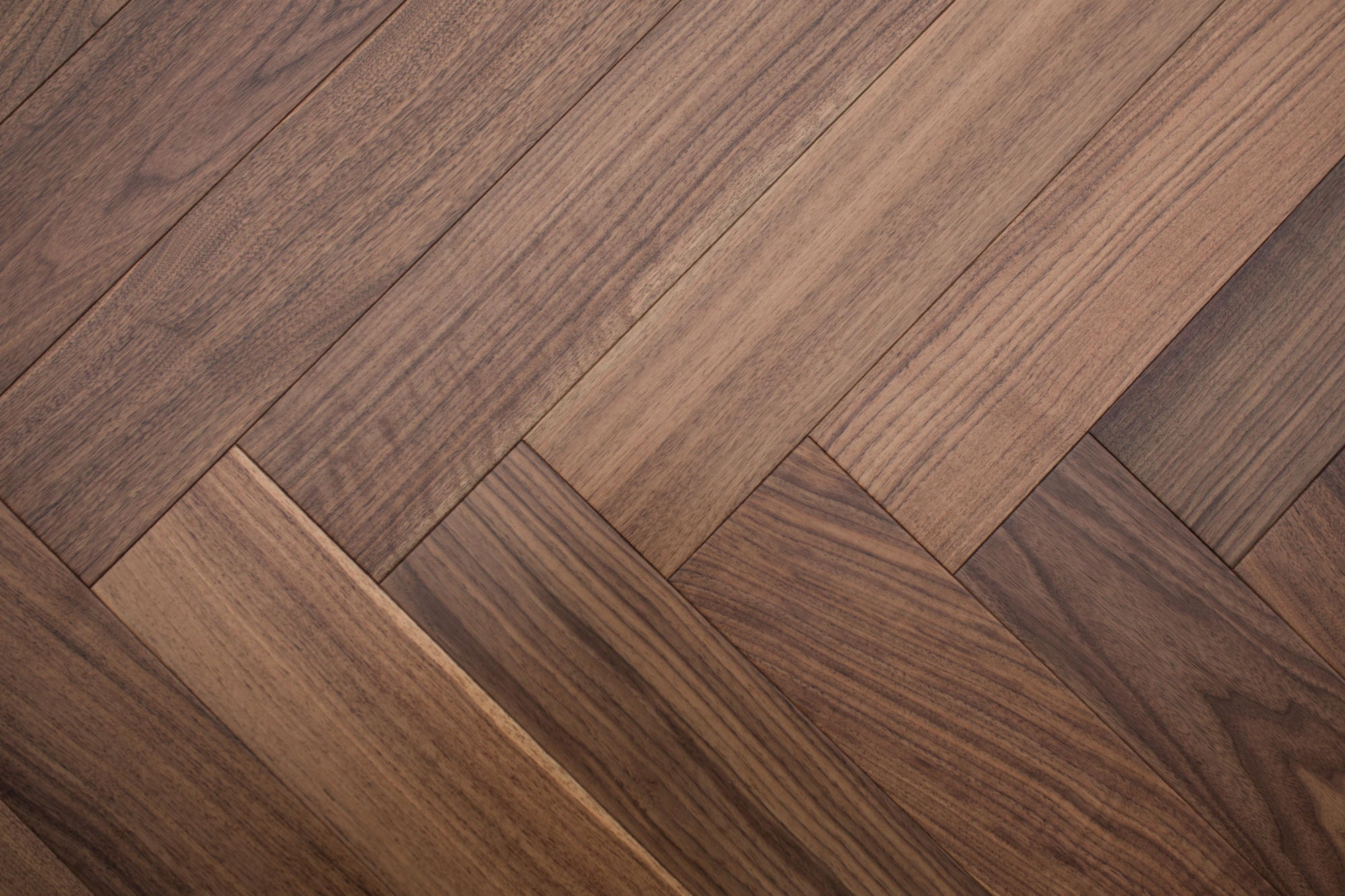 Инженерная доска Английская елка Орех американский Селект лак 600х120х14/3 мм (1,44 м2/упак)